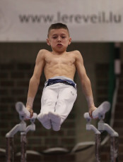 2023-12-10 Warm-up Men Poussines, Benjamines and Minimes Parallel bars at CGC Bettembourg 2023 (Martin Rulsch) 090