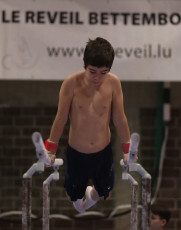 2023-12-10 Warm-up Men Poussines, Benjamines and Minimes Parallel bars at CGC Bettembourg 2023 (Martin Rulsch) 028