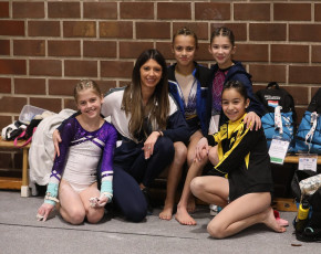 2023-12-09 Warm-up Women Benjamines and Jeunes Espoirs Balance beam Group at CGC Bettembourg 2023 (Martin Rulsch) 2