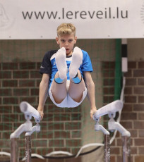 2023-12-10 Warm-up Men Jeunes Espoirs and Open Parallel bars at CGC Bettembourg 2023 (Martin Rulsch) 001