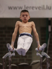 2023-12-10 Warm-up Men Poussines, Benjamines and Minimes Parallel bars at CGC Bettembourg 2023 (Martin Rulsch) 090