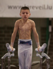 2023-12-10 Warm-up Men Poussines, Benjamines and Minimes Parallel bars at CGC Bettembourg 2023 (Martin Rulsch) 089