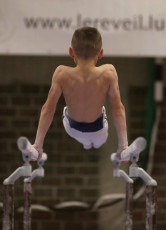 2023-12-10 Warm-up Men Poussines, Benjamines and Minimes Parallel bars at CGC Bettembourg 2023 (Martin Rulsch) 094