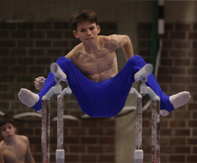 2023-12-10 Warm-up Men Poussines, Benjamines and Minimes Parallel bars at CGC Bettembourg 2023 (Martin Rulsch) 033