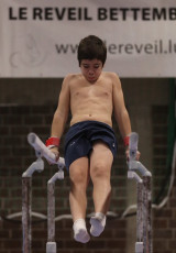 2023-12-10 Warm-up Men Poussines, Benjamines and Minimes Parallel bars at CGC Bettembourg 2023 (Martin Rulsch) 025