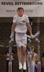 2023-12-10 Warm-up Men Poussines, Benjamines and Minimes Parallel bars at CGC Bettembourg 2023 (Martin Rulsch) 019