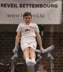 2023-12-10 Warm-up Men Poussines, Benjamines and Minimes Parallel bars at CGC Bettembourg 2023 (Martin Rulsch) 014