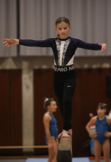 2023-12-09 Warm-up Women Poussines and Open Balance beam at CGC Bettembourg 2023 (Martin Rulsch) 003